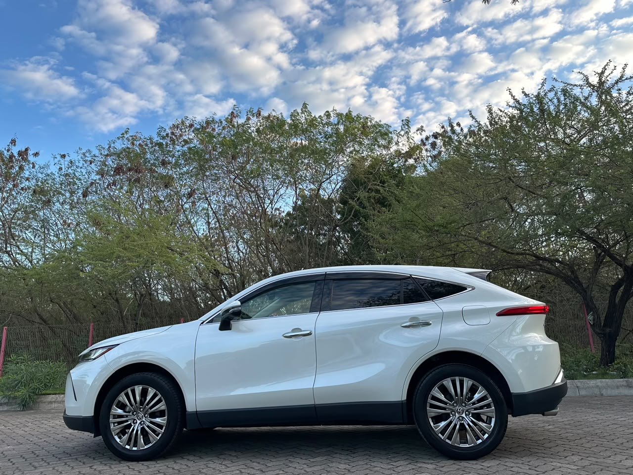 Toyota Harrier thumbnail 9
